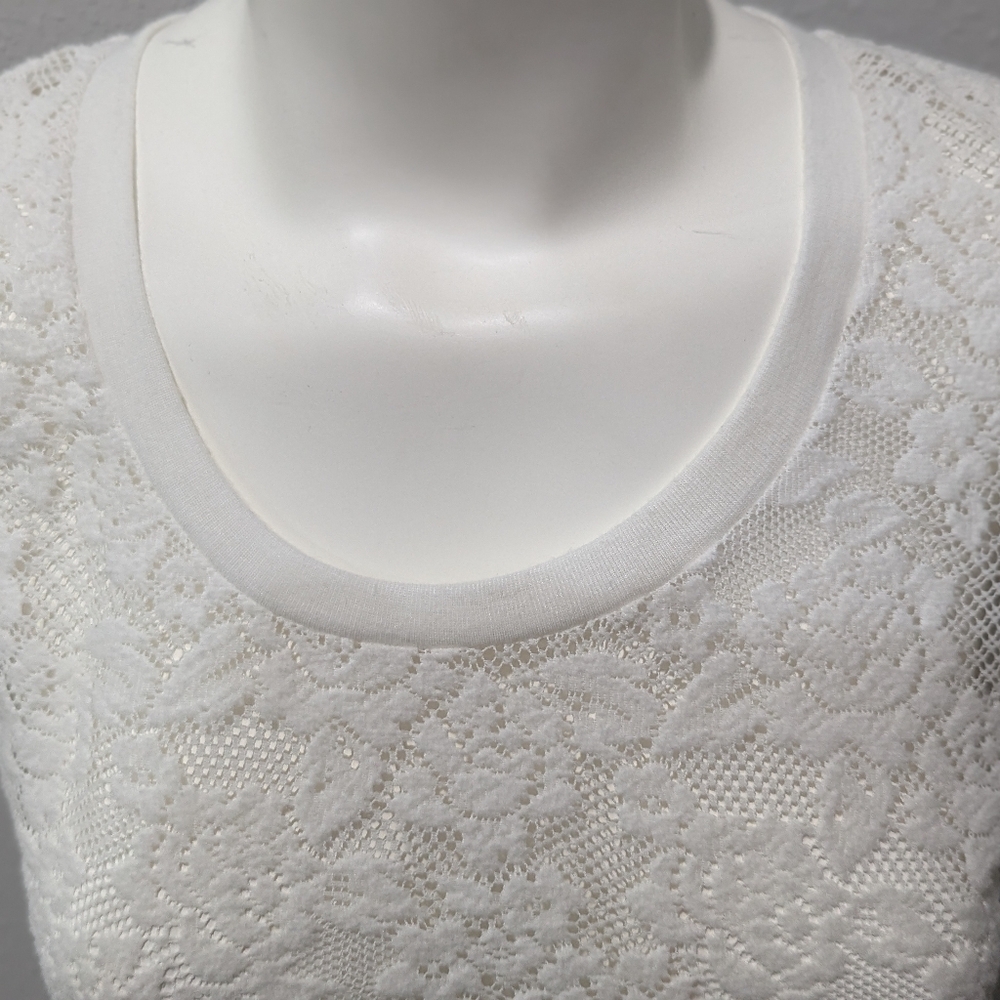 Charlotte Russe white floral stretch shell, XS - Picture 5 of 8
